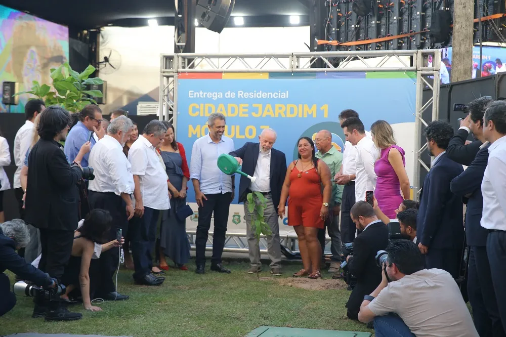No local, o presidente Lula percorreu parte do residencial, entrou em um dos apartamentos e plantou uma árvore.