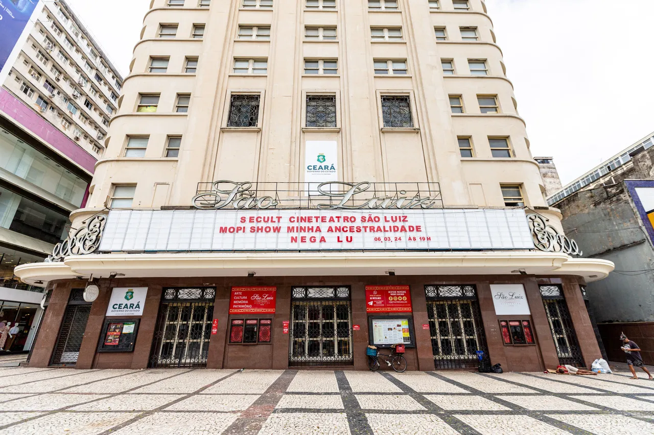 Cineteatro São Luiz está localizado na Praça do Ferreira, no Centro