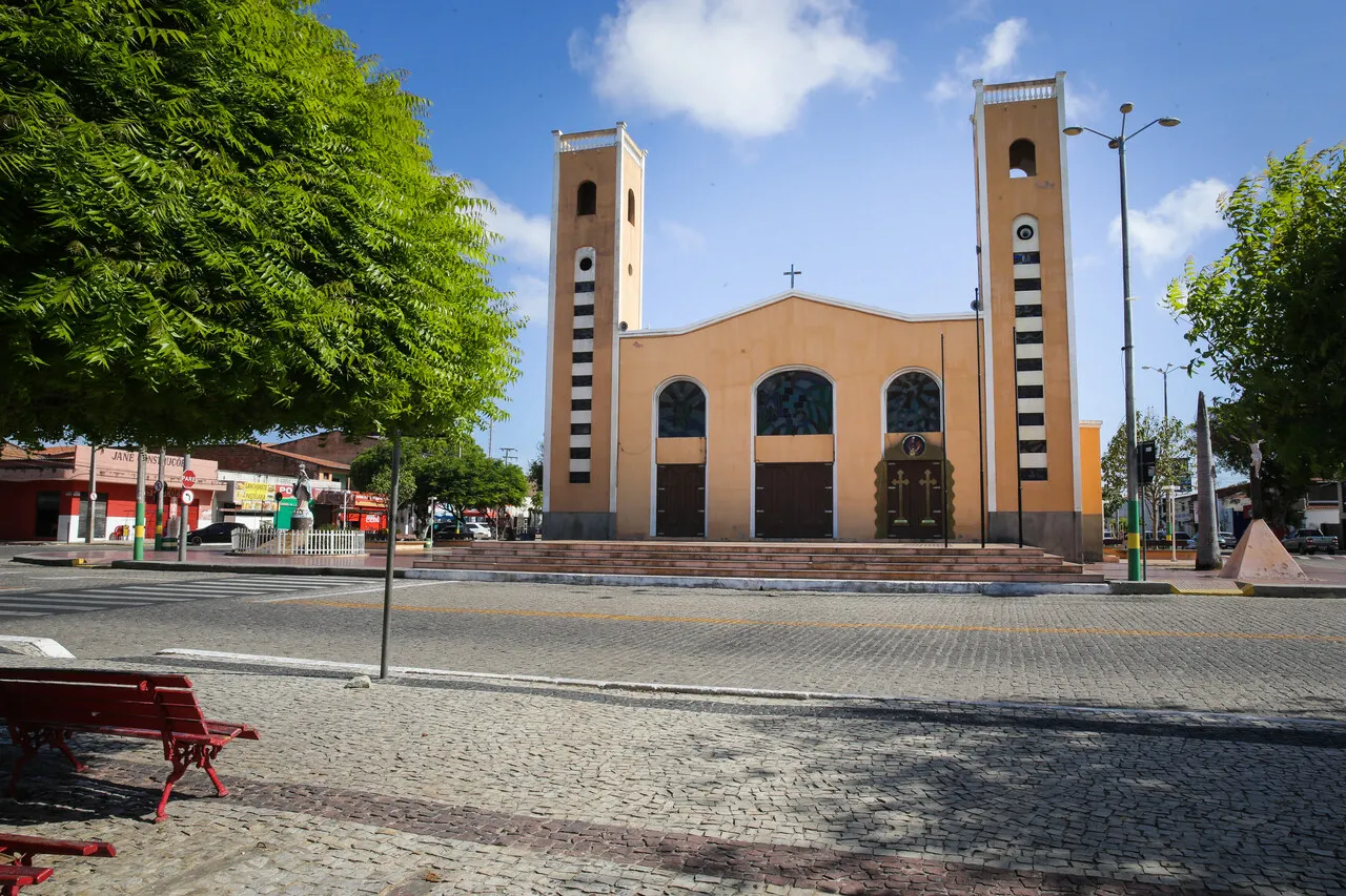 A Igreja Matriz Nossa Senhora dos Remédios está localizada na Praça da Matriz