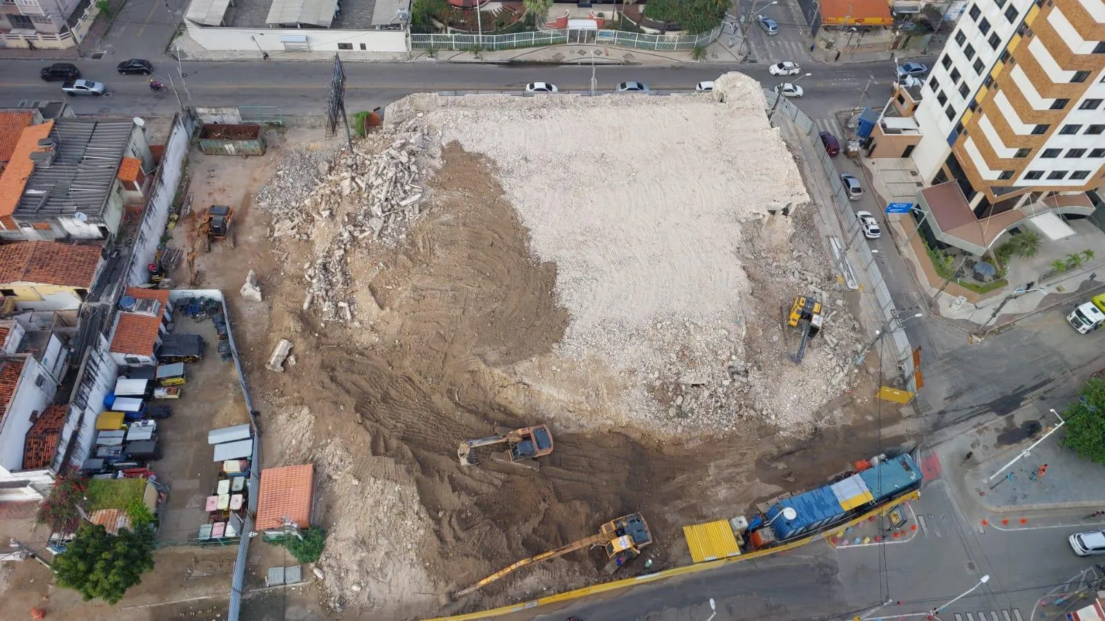 Imagens do terreno após a demolição do Edifício São Pedro, em maio.