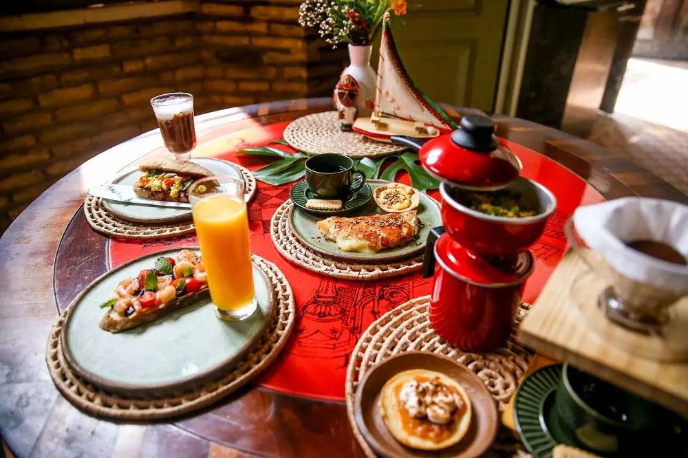 Brunch da Chuva, da Praia, do Sertão e da Serra são as opções deliciosas e poéticas do restaurante Aconchego