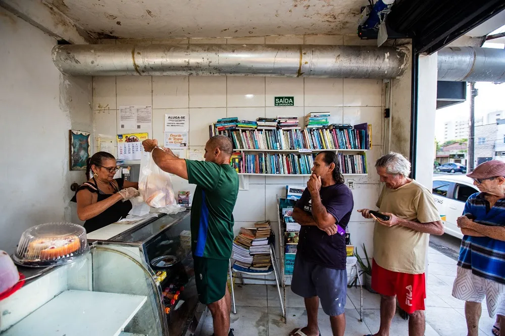A fila na Panificadora São Jorge começa cedo, às 5h30
