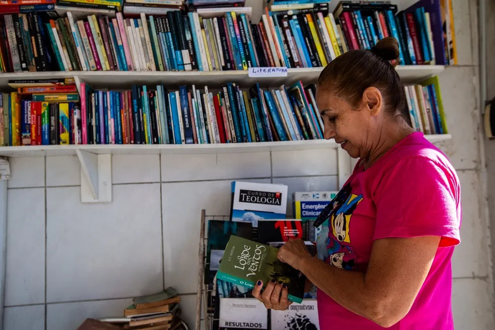 Moradores do entorno são fiéis à padaria; alguns vão para comprar livros, e não pães