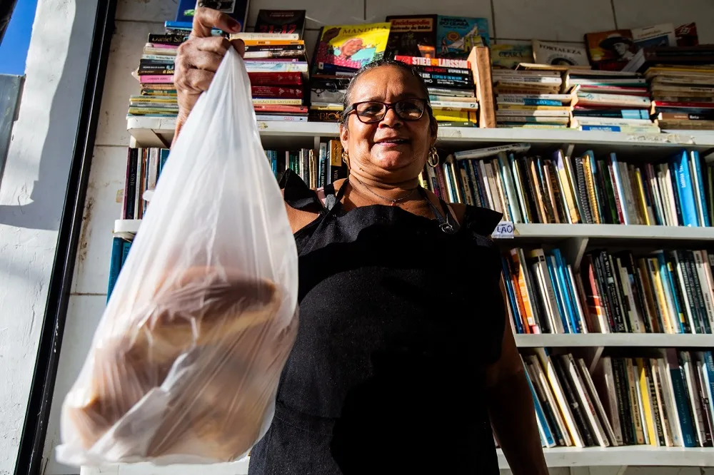 Simone de Oliveira, proprietária do sebo-padaria: comércio com propósito cultural