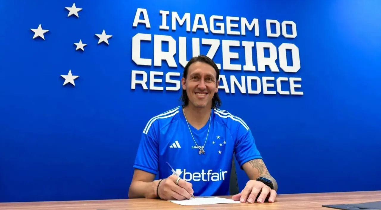 Ídolo do Corinthians, o goleiro Cássio foi anunciado pelo Cruzeiro
