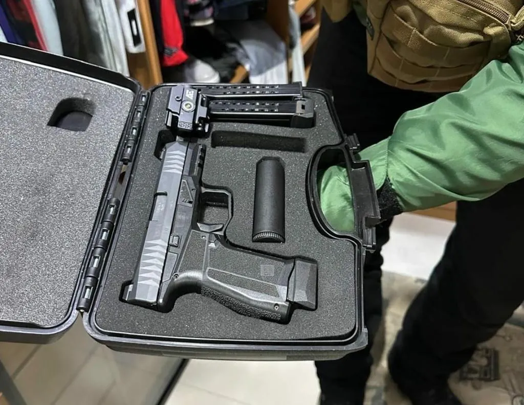 Arma sem registro foi encontrada com o casal