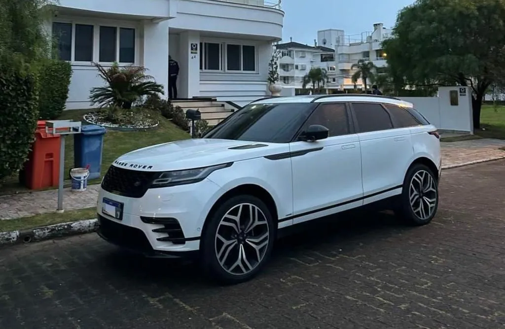 Carros de luxo foram encontrados com o casal e apreendidos