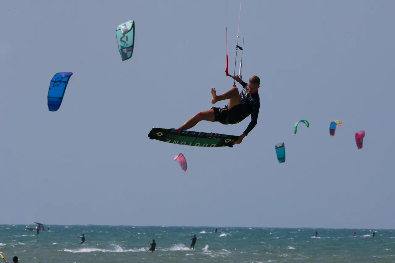 A região é adequada para a prática de esportes aquáticos, como o kitesurf