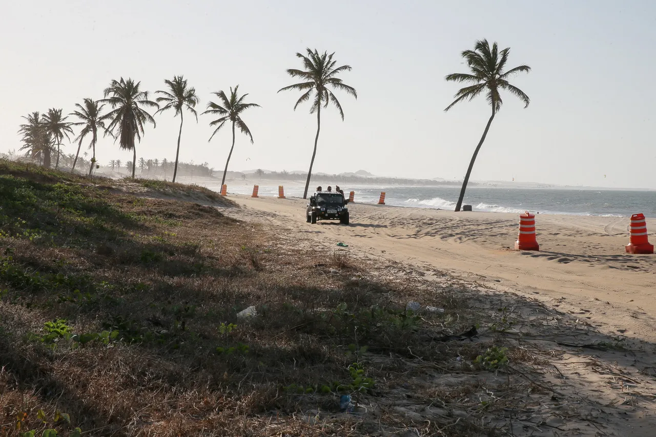 Dunas e vegetação tornam a paisagem da praia do Cumbuco encantadora