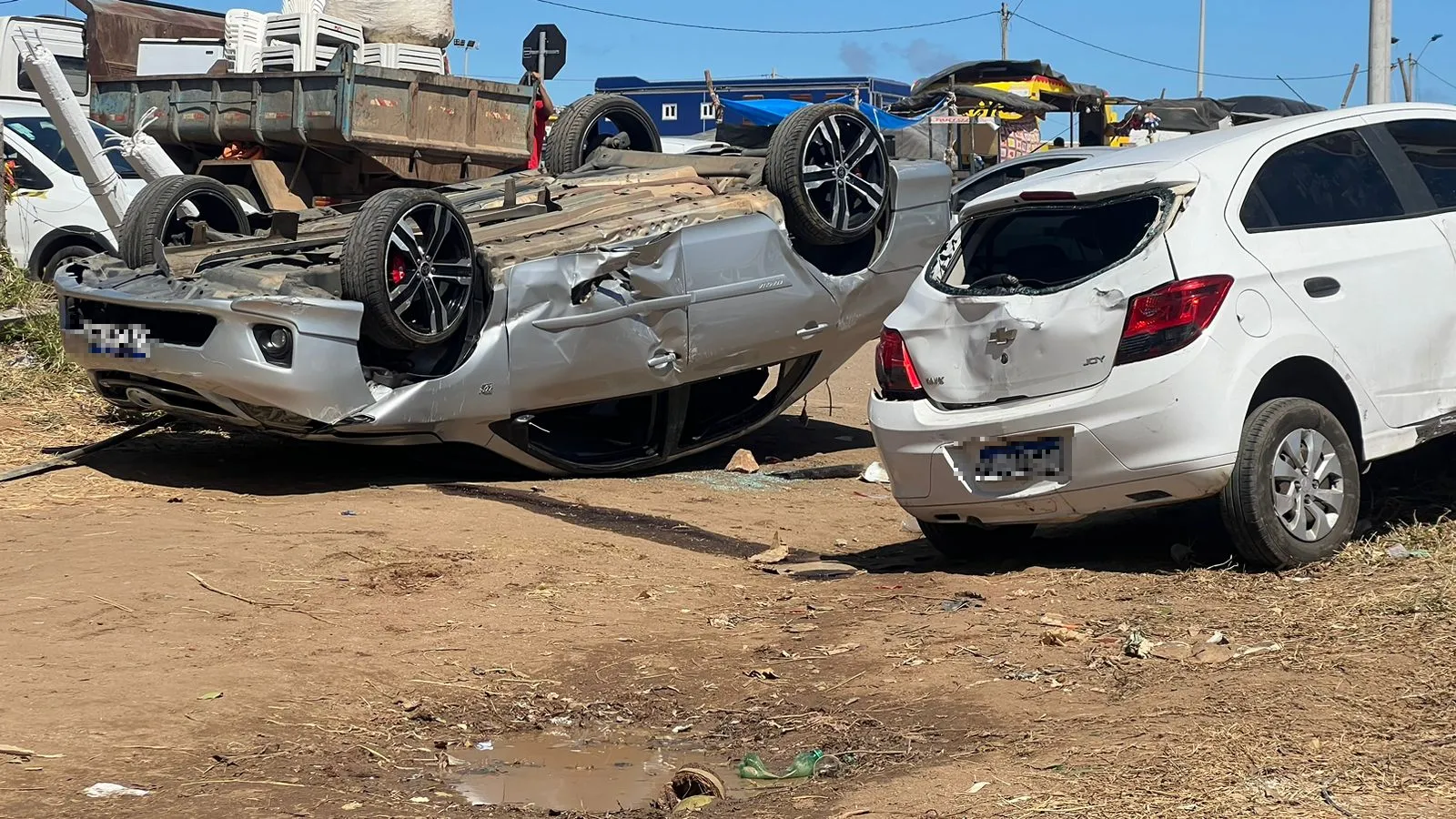 Carros ficaram danificados