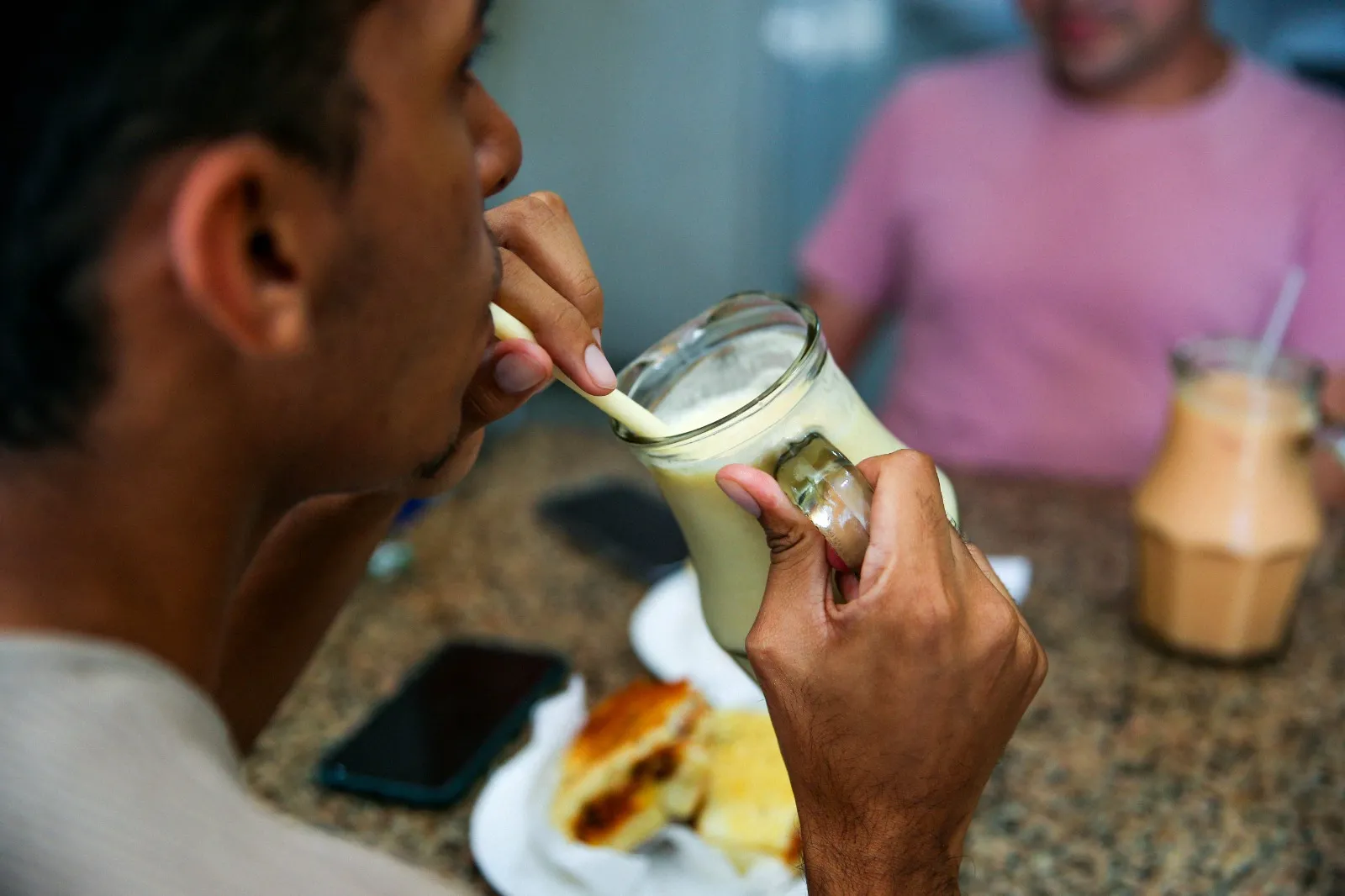 Vitamina é consumida diretamente no jarrão com um canudo, facilitando a ingestão da iguaria