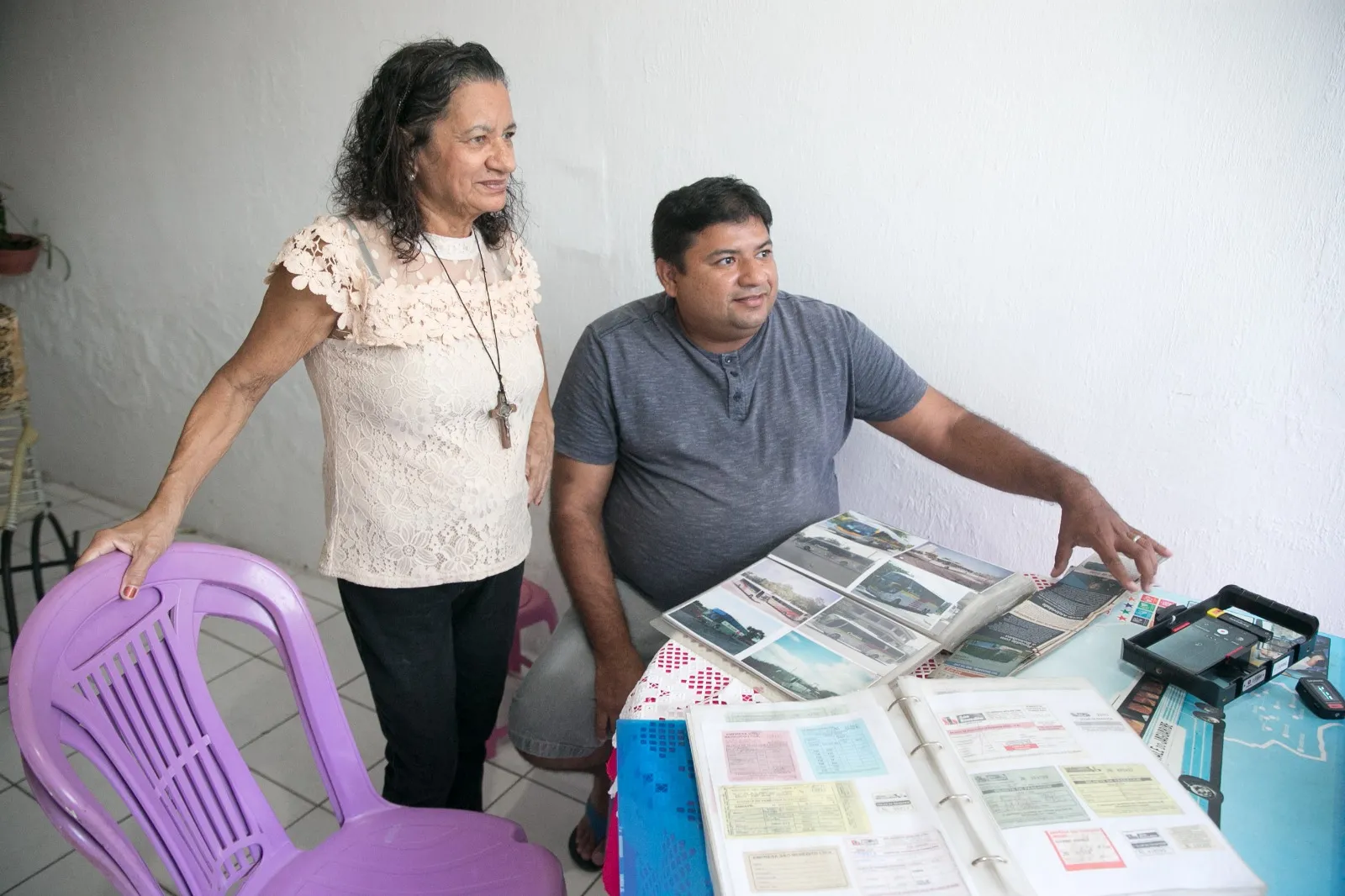 Fernando Victor herdou o amor por ônibus da mãe. O motorista de ônibus já coleciona mais de 24 mil fotos de veículos e passagens antigas