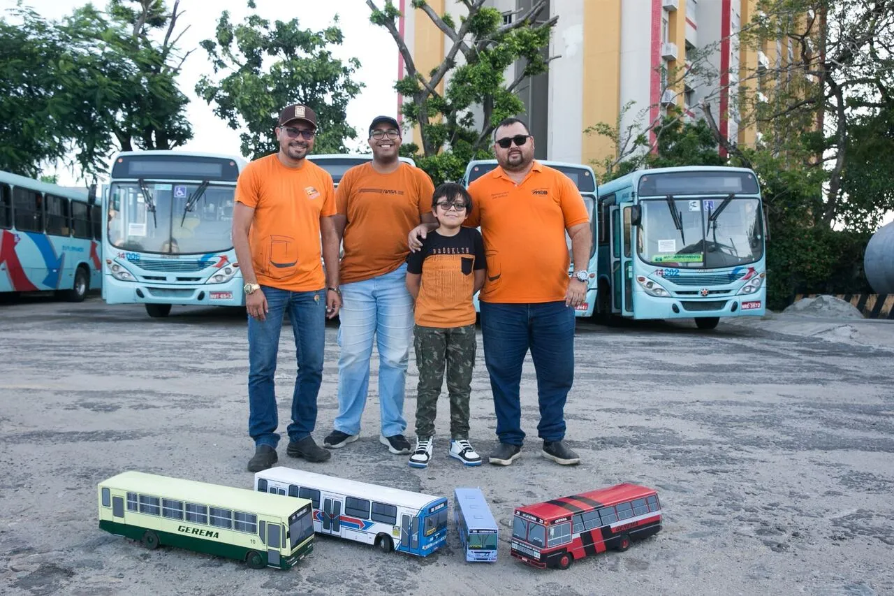 Uma das atividades dos busólogos é visitar garagens de ônibus