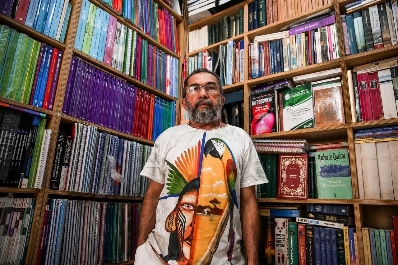 Fernando Albuquerque trabalha como livreiro há mais de 35 anos
