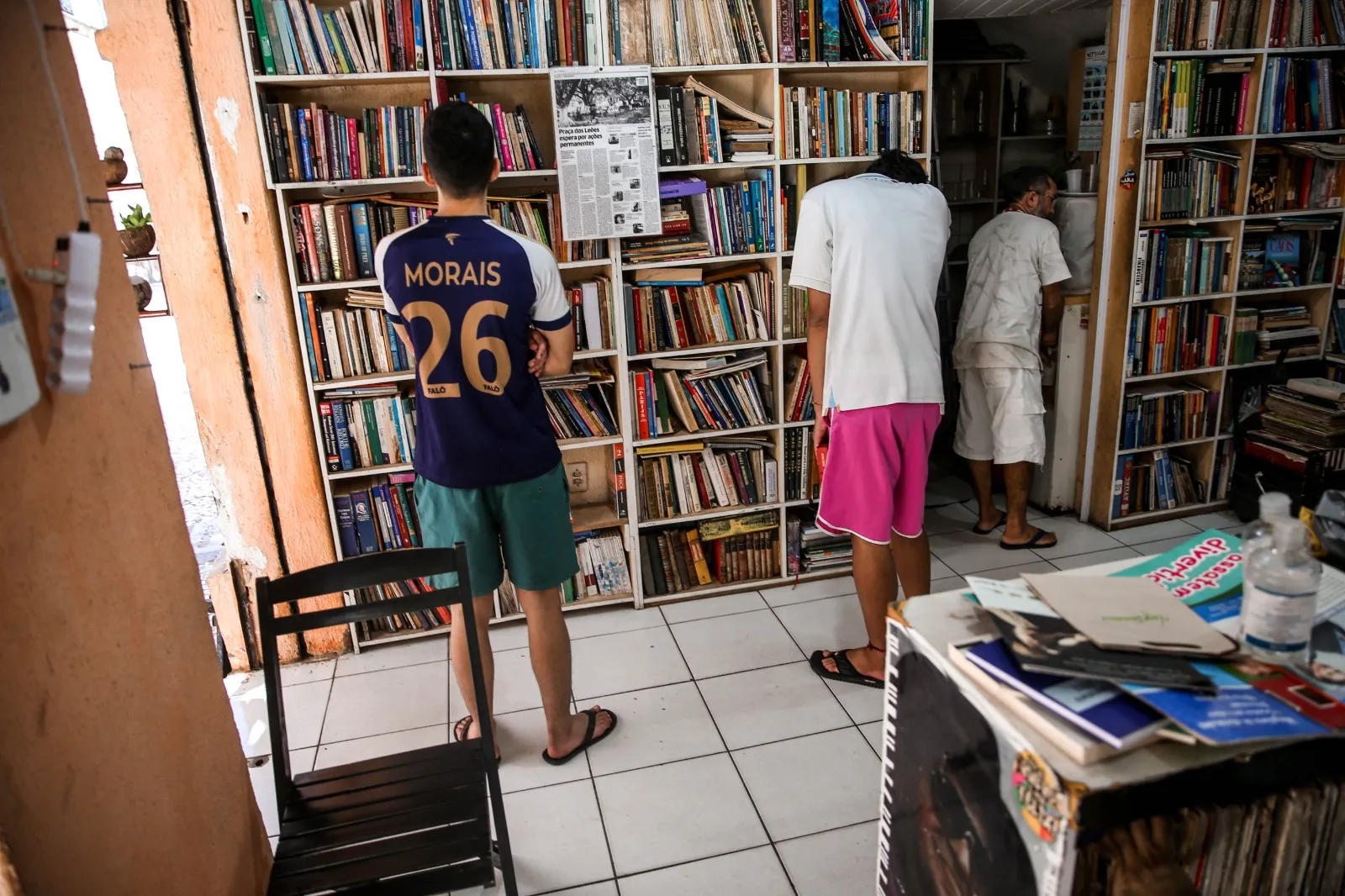 Acervo da Livraria Bar Literário traz livros diversos, vinis, DVDs e CDs