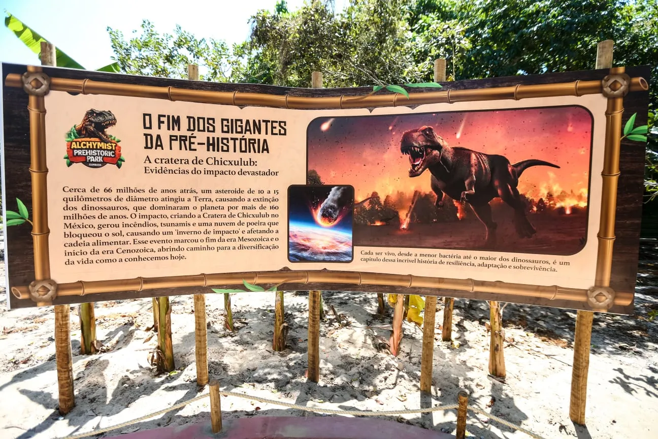 Painéis informativos se estendem por toda a trilha com informações sobre a Pré-História