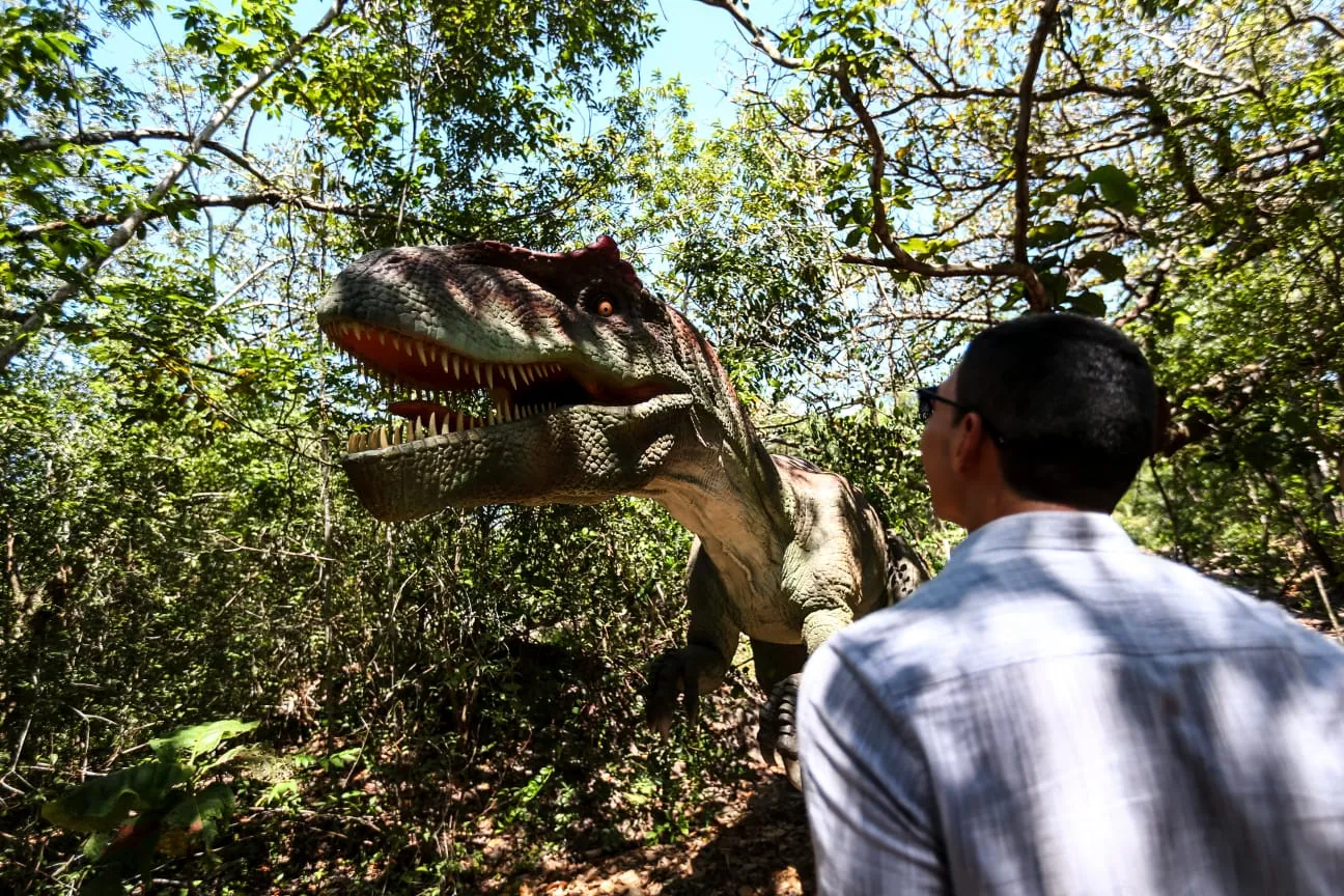 Diferentes espécies e cenas de dinossauros aguardam os visitantes no Alchymist