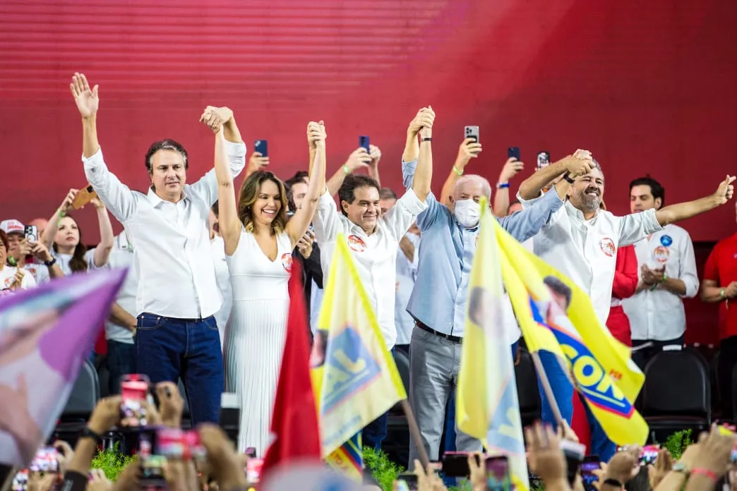 Evandro Leitão, ao lado da vice, Gabriella Aguiar, do presidente Lula, do ministro Camilo Santana e do governador Elmano de Freitas