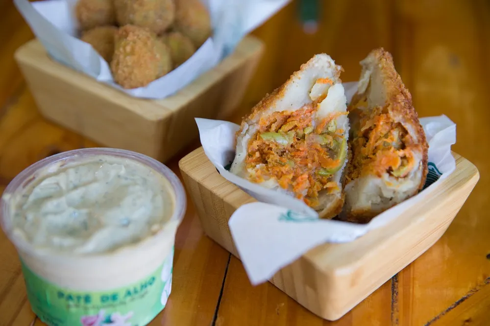 Coxinha de carne de caju, palmito com azeitona, caldinho de feijão, milho com tomate e espinafre e milho verde são opções na Life Alimentação Saudável