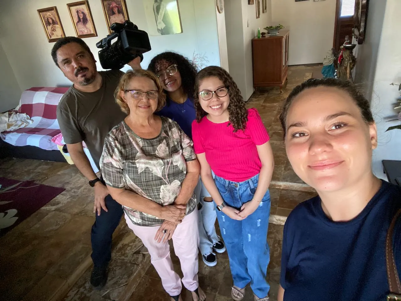 No topo, primeira exibição do documentário, no Crato; acima, registro de parte da equipe responsável pelo filme