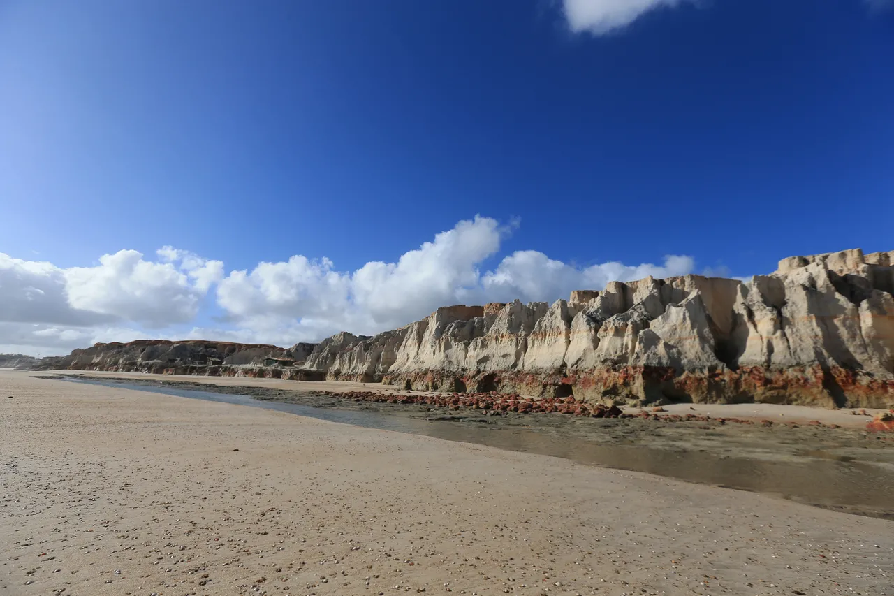 Praia das Fontes fica próxima a Morro Branco