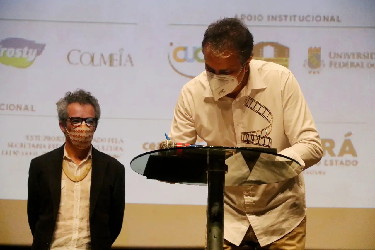 Assinatura da mensagem de lei que instituiu a Ceará Filmes foi assinada pelo então governador Camilo Santana (à direita) em dezembro de 2021, no encerramento do Cine Ceará
