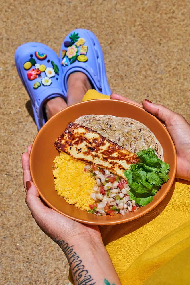 O Ser Tão leva cuscuz soltinho com carne de sol na nata, queijo coalho, salada de feijão fradinho, coentro e manteiga de garrafa