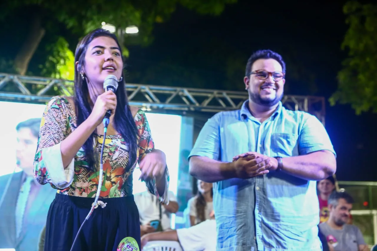 Cindy Carvalho, candidata a vice, ao lado de Técio, candidato a prefeito