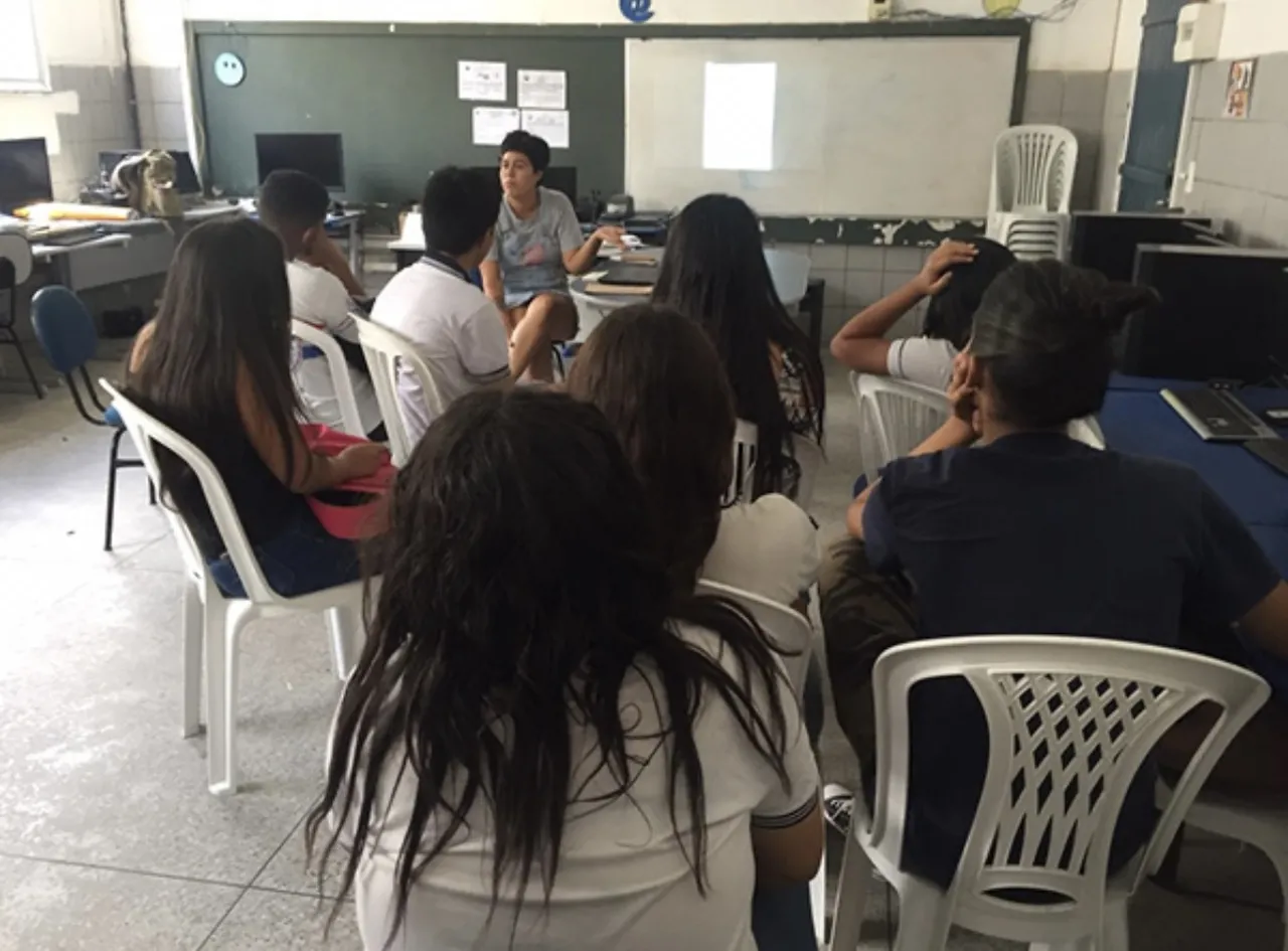 A autora Beatriz Almeida durante partilha do processo de pesquisa sobre a Lagoa da Parangaba em escola do bairro Floresta