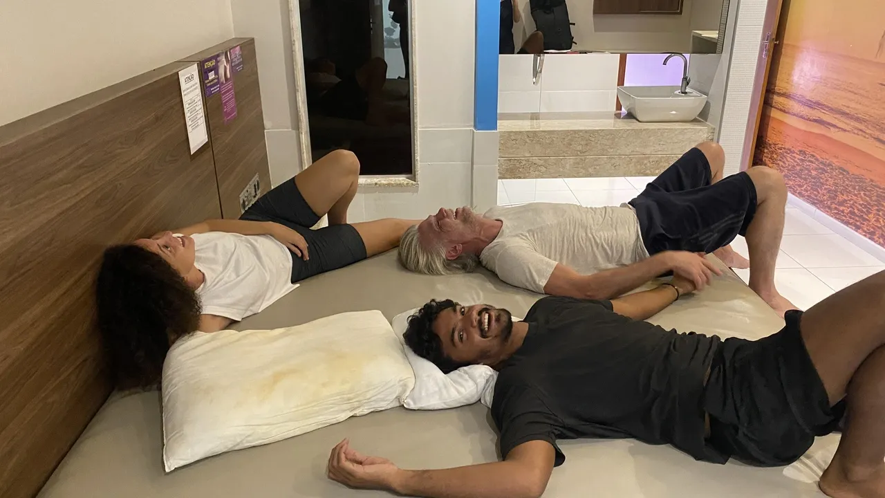 O trio de protagonistas Nataly Rocha, Fábio Assunção e Iago Xavier em registro do primeiro dia de ensaio no Sex Motel