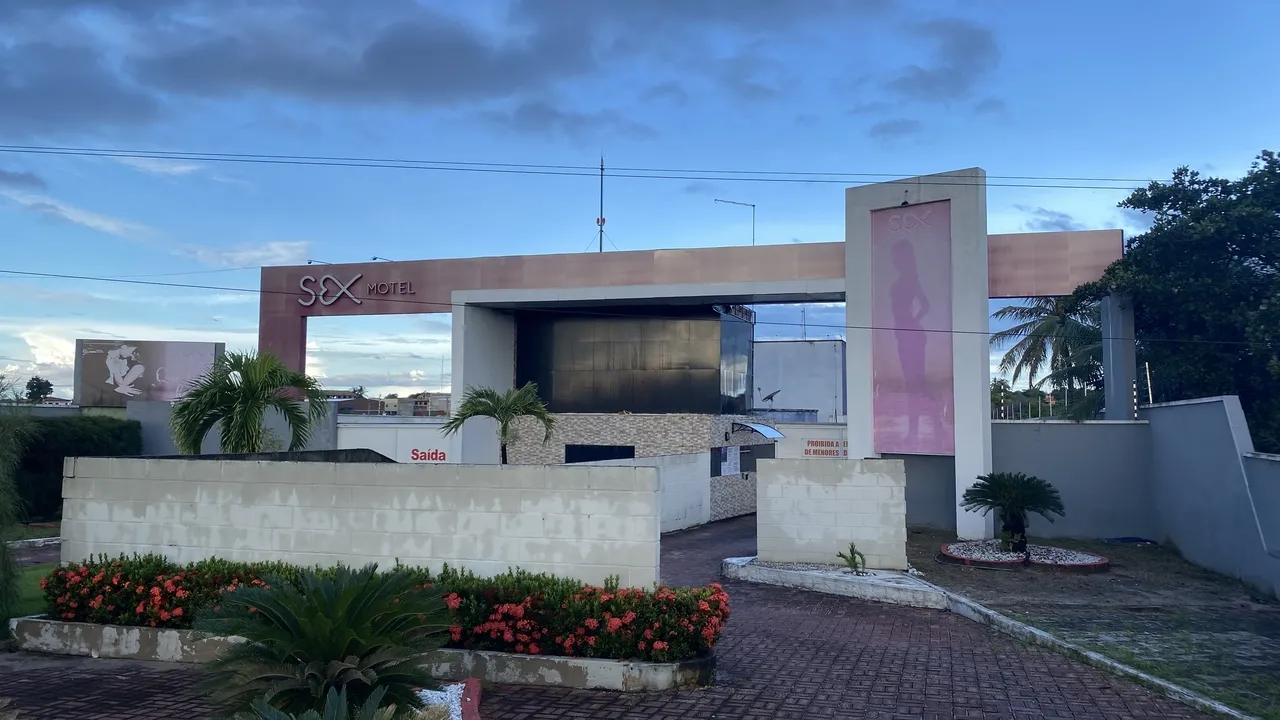 Registro do momento em que Luciana Vieira chegou pela primeira vez ao Sex Motel, que se tornaria a locação de 