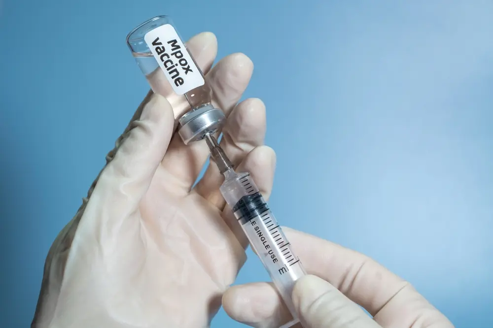profissional da saúde manipulando vacina mpox