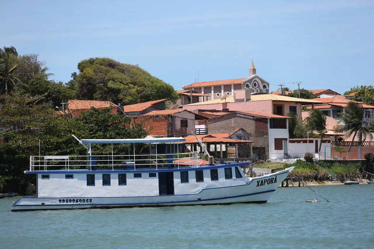 Uma das opções de lazer em Fortim é o passeio de barco no rio Jaguaribe