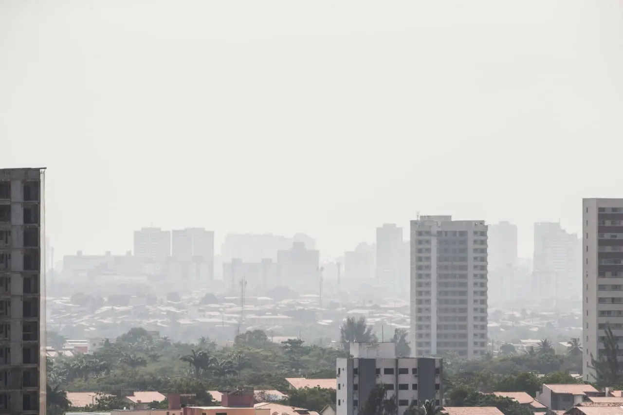 Imagem da notícia: Fumaça que deixa céu cinza no CE pode causar tosse, falta de ar e alergia, alertam médicos