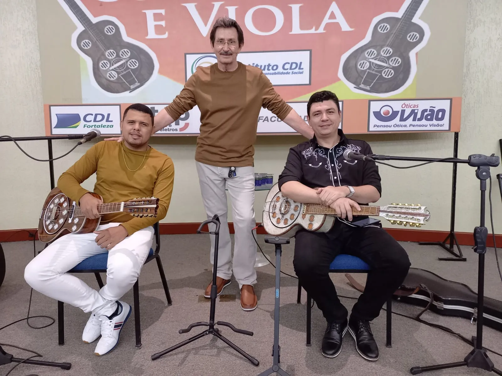 Da esquerda para a direita, Jonas Bezerra, Orlando Queiroz e Jeferson Silva: dedicação integral à arte do repente e da cantoria