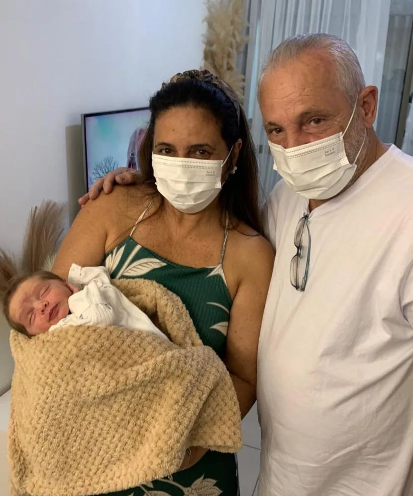 Seu Elmo e Matteo nos primeiros dias de vida do bebê