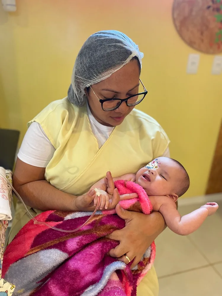 Sofia e a mãe antes de entrar no Centro Cirúrgico do Caviver