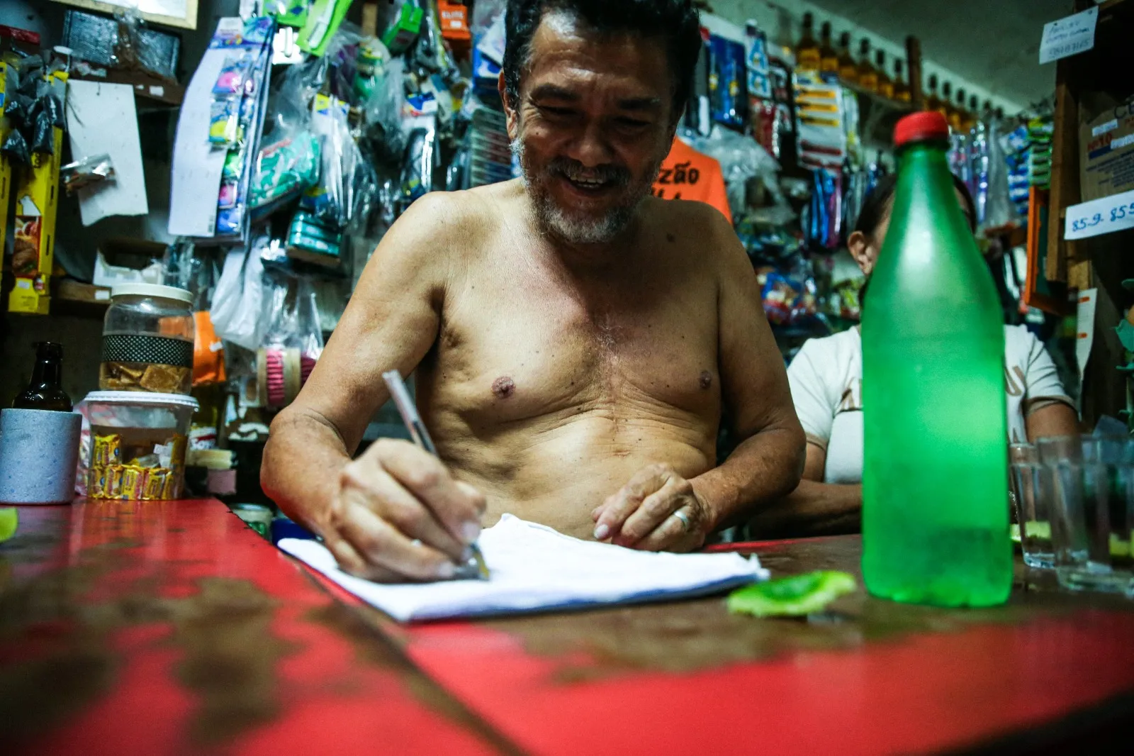 Com toda a simplicidade, Frazão anota os pedidos na caderneta 