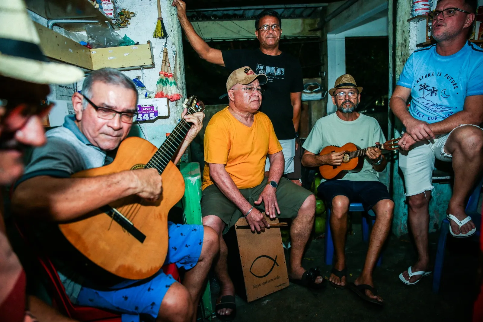 Diferentes instrumentos, estilos e canções fazem morada nas rodas musicais do Bar do Frazão