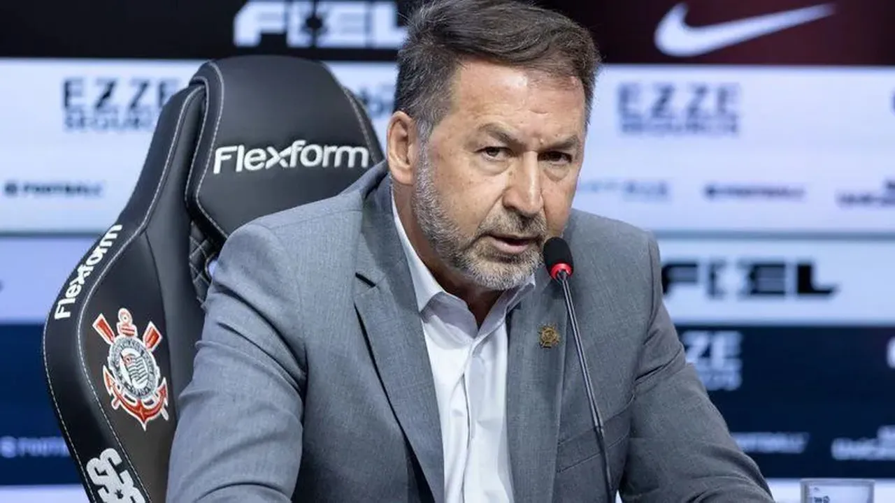 Presidente do Corinthians, Augusto Melo tenta solucionar problemas financeiros do clube