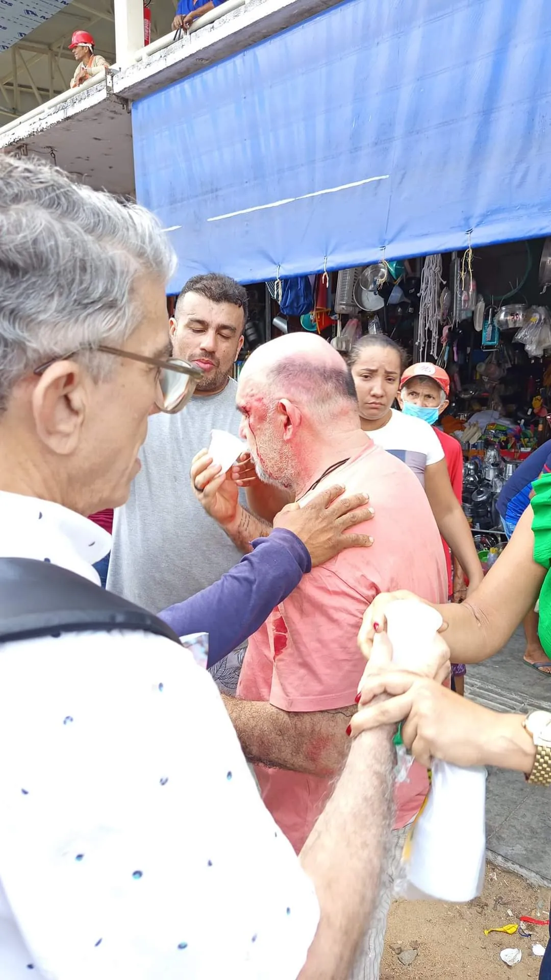 Veveu, à esquerda, e homem que foi agredido durante a confusão.
