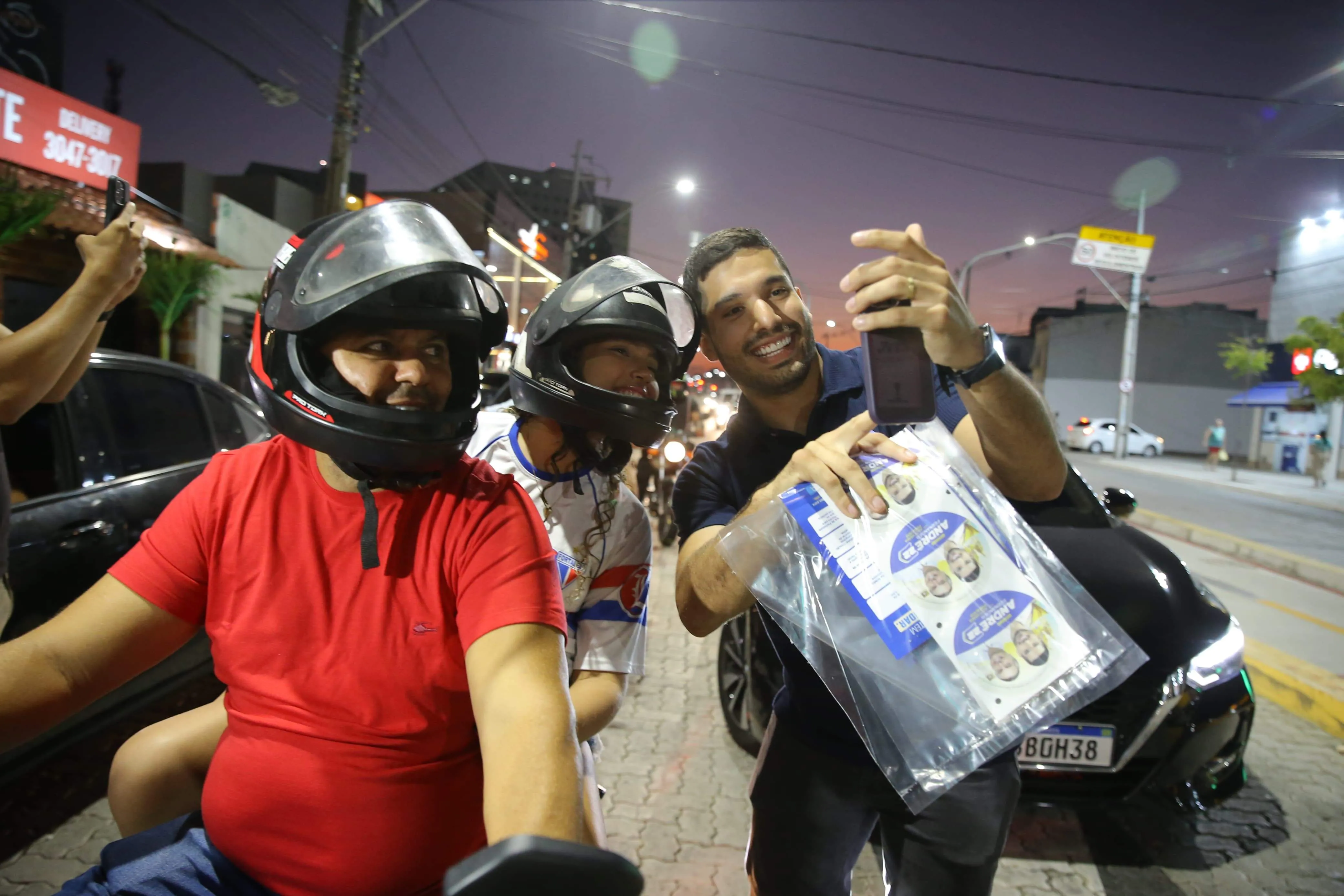 O candidato cumpriu agenda no bairro Monte Castelo, em Fortaleza, nesta terça (17).