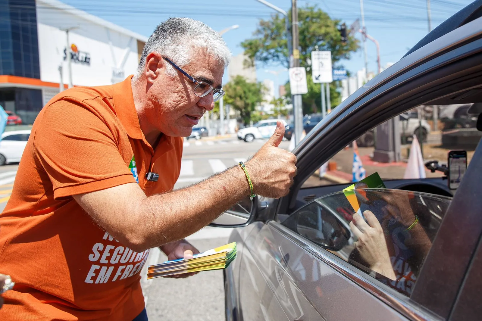 Eduardo Girão panfletou em cruzamento de avenidas localizado no bairro Aldeota