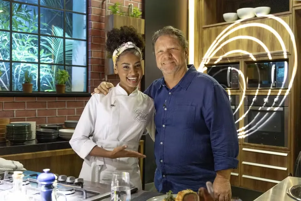 Viola segue sua paixão pela gastronomia, vence um reality show culinário e é convidada a comandar o Voilà Violeta