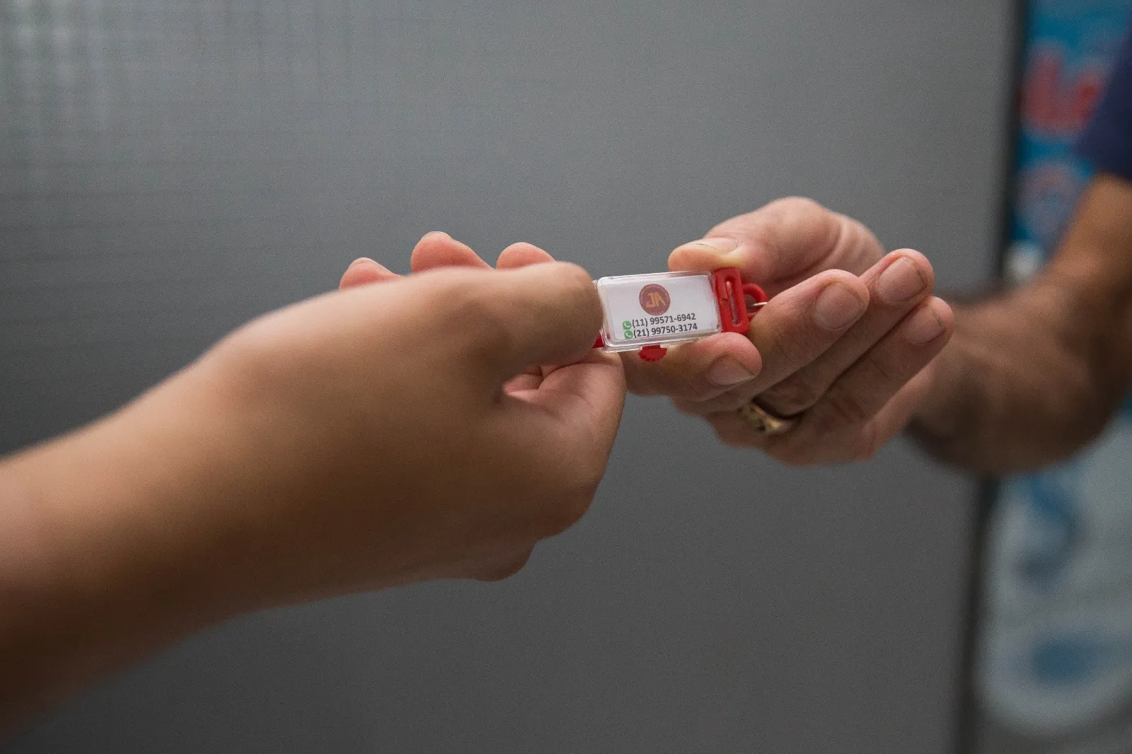 Um chaveiro de acolhida é dado para os novos membros