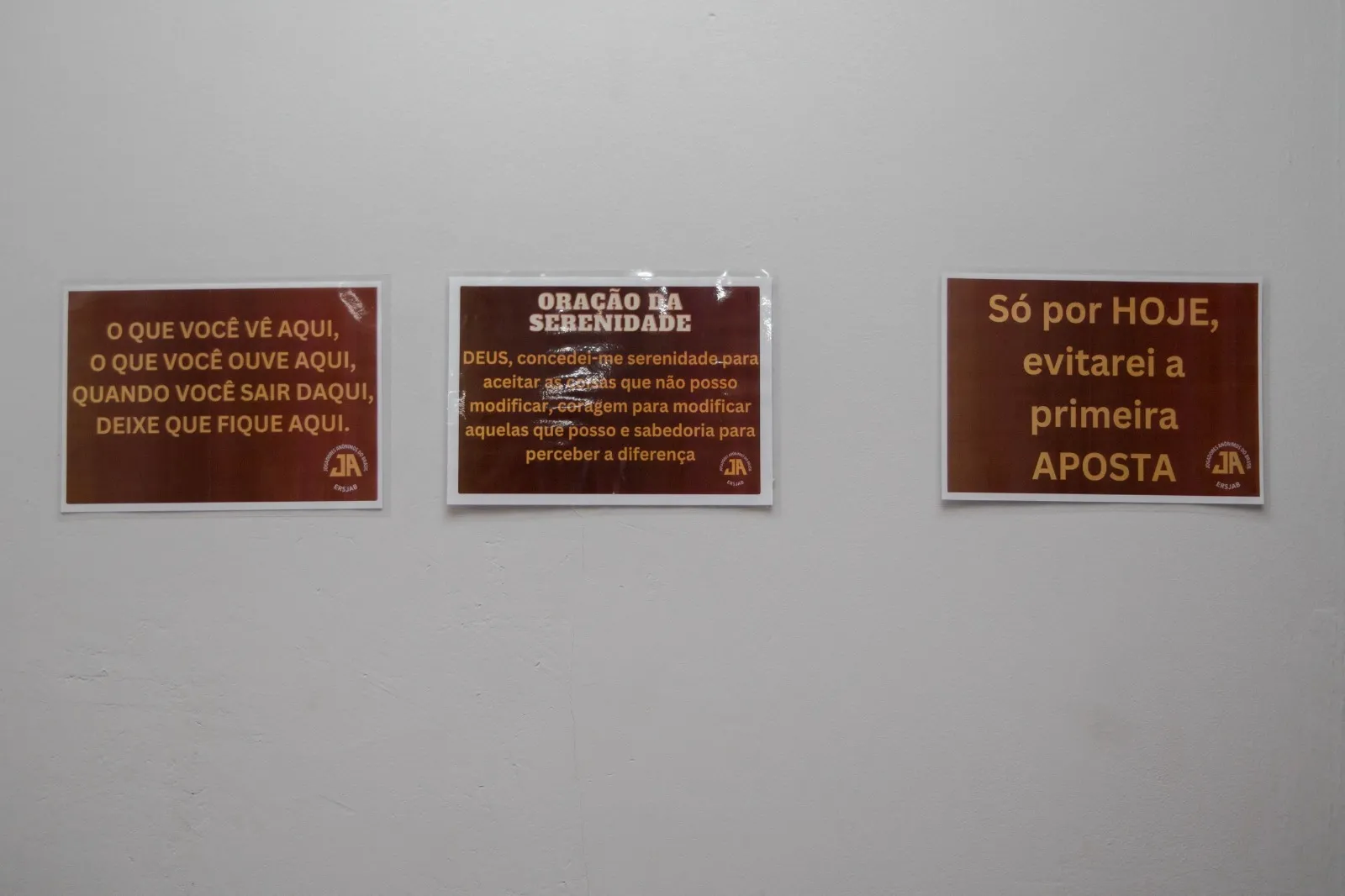 As reuniões iniciam e terminam com a Oração da Serenidade