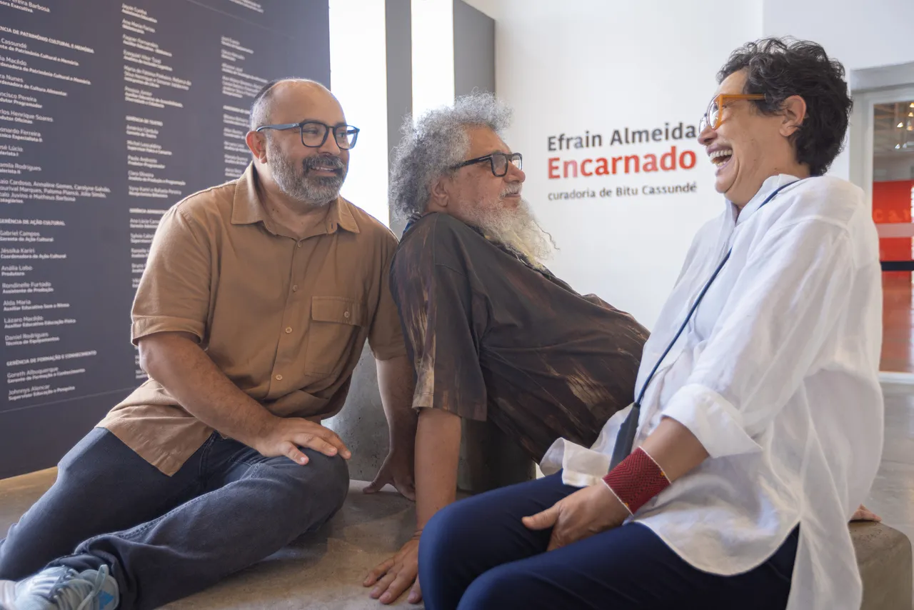 O curador Bitu Cassundé, o escultor Efrain Almeida e a diretora do Centro Cultural do Cariri Rosely Nakagawa em registro na exposição 