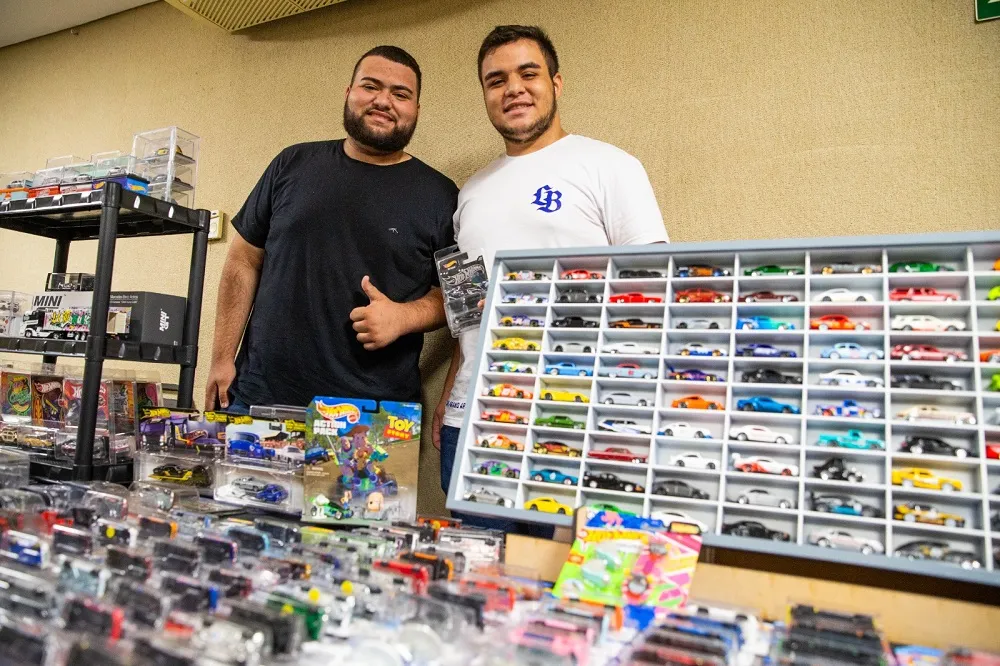 Os irmãos Ryan e Kauan e a coleção de mais de 200 miniaturas expostas na feira