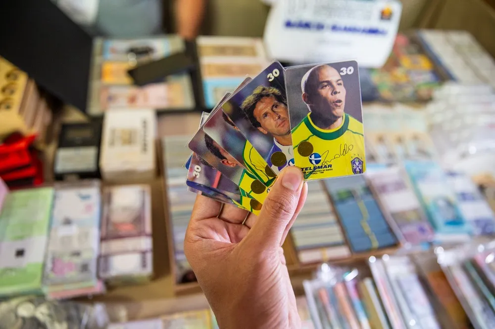 De trilhas sonoras de novelas, passando por cédulas de R$1 e cartões telefônicos, diversidade na feira é grande