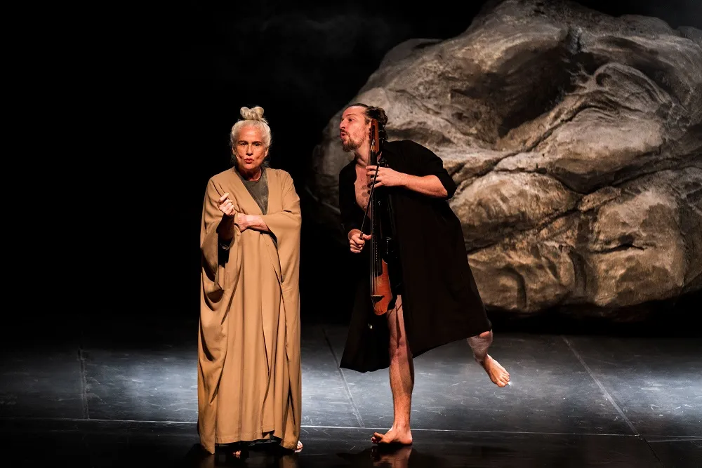 Vera Holtz e Federico Puppi dividem o palco ao longo de toda a apresentação, numa espécie de 